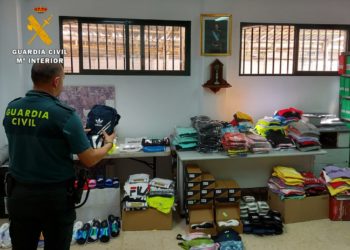 La Guardia Civil detiene a un vecino tras intervenir 1.000 prendas de ropa, calzado y complementos supuestamente falsificados