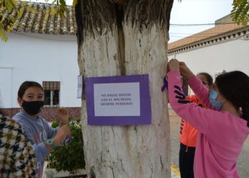 El Ayuntamiento de Ochavillo del Río conmemora el 25N con una actividad escolar en la plaza