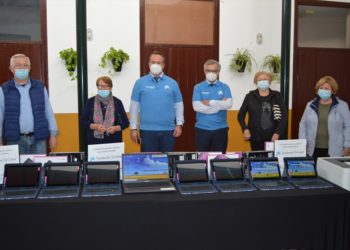 La Asociación de Mayores El Tamujar, que celebra su 20º aniversario, recibe una dotación de material informático de la Fundación ‘la Caixa’