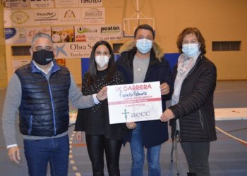 La AECC recibe la recaudación de la IX Carrera Popular Benéfica en el acto de entrega de trofeos