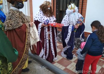 Sus majestades de Oriente recorren Fuente Carreteros cargados de magia e ilusión