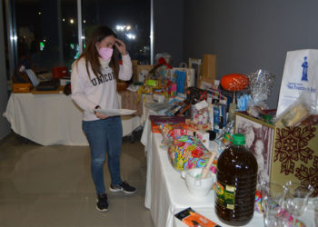 Juani Moro, de Fuente Carreteros, se lleva la gran cesta especial de la campaña de Navidad de la AEFP