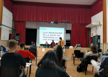 La ONG Amigos de Ouzal da una charla sobre emigración-inmigración en el IES Colonial