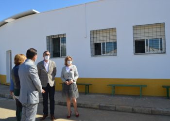 Visita de la delegada de Educación a las obras concluidas en el IES Colonial