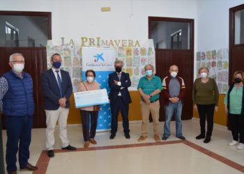 La Asociación de Mayores El Tamujar renueva su convenio de colaboración con Fundación «la Caixa»