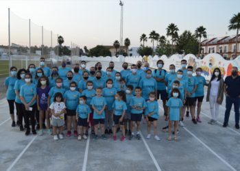 El Ayuntamiento dota de camisetas y material deportivo al club de atletismo