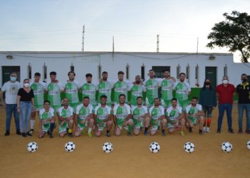 El Ayuntamiento entrega nuevas equipaciones al club deportivo de Cañada del Rabadán