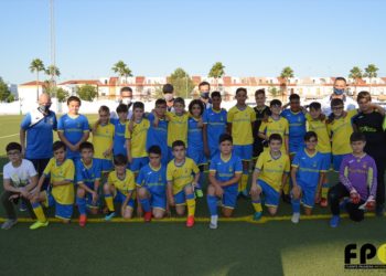 El alevín A del Colonial celebra el título de liga venciendo en el derbi a sus compañeros del B
