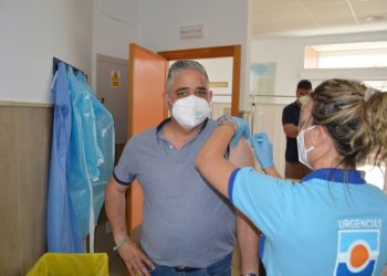 El alcalde de la Colonia, recibe la primera dosis de la vacuna