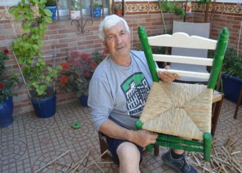 Francisco Rivero, artesano de la enea en Fuente Carreteros