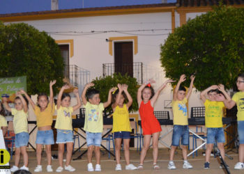 La Escuela Municipal de Música celebra en la Plaza Real su concierto de fin de curso