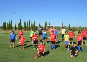 Un grupo de jóvenes futbolistas recibe clases de tecnificación en el campo de Los Silillos