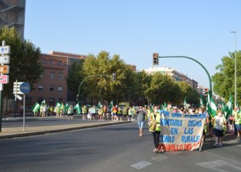 Ochavillo del Río anuncia próximas movilizaciones tras culminar una histórica marcha a pie ante la Delegación de Salud
