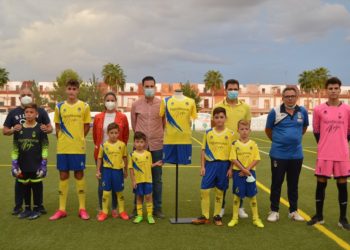 El CD Colonial presenta las nuevas camisetas del fútbol base, con diseño y patrocinio de Higar Novias