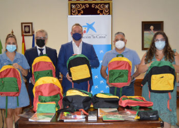Fundación «la Caixa» entrega 100 kits de material escolar para las familias más necesitadas