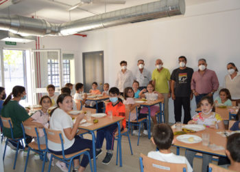 Autoridades y docentes en el comedor escolar de El Villar