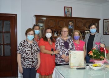 El Ayuntamiento reconoce a doce colonas por el Día  de la Mujer Rural