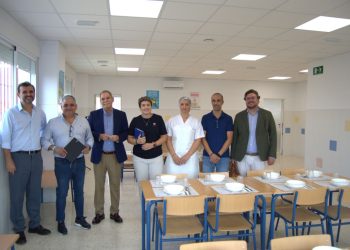 El delegado, junto al alcalde y la concejala de Educación